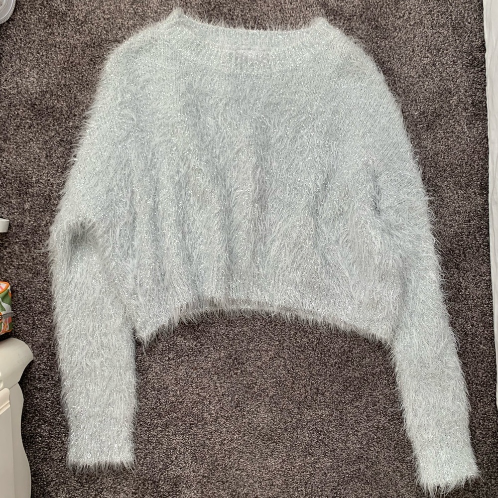 🌪 SILVER UO CROPPED SWEATER 🌪